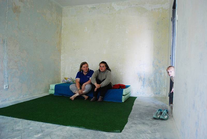 Marcela Veverková, které v dubnu vyhořel nájemní byt v Dobnerovce a musela žít s dětmi v jednom pokoji v chudinské ubytovně v Chanově, si v květnu pronajala byt pro osm lidí v sídlišti Stovka. Na opravy a lepší vybavení bytu ale nemá peníze.