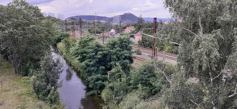 Mostecké Rudolice bývaly kdysi samostatnou vesnicí. Od Mostu je dělí řeka Bílina a Mostecký koridor se železnicí a silnicí.