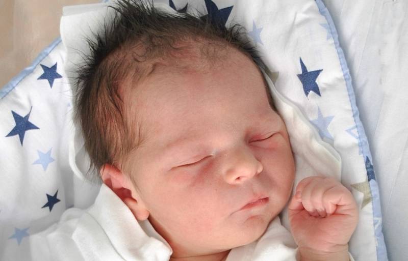 Dominik Šendera se narodil 26. dubna ve 14.04 hodin rodičům Marii a Radku Šenderovým. Měřil 51 centimetrů a vážil 3,51 kilogramu.