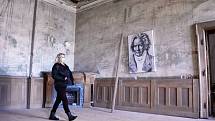 Kastelánka zámku Jezeří Hana Krejčová prochází rekonstruovaným salonem s portrétem Ludwiga van Beethovena
