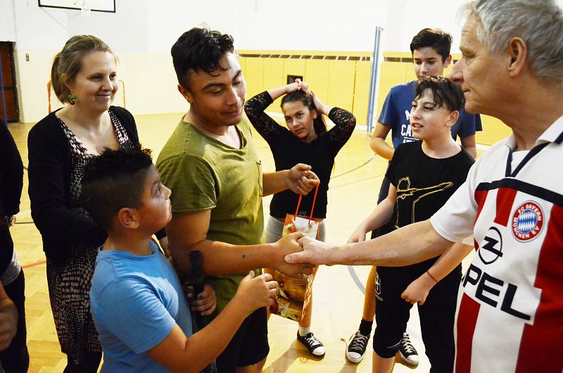 Děti v Chánově začaly hrát po škole florbal a zlepšují se jim známky a chování. Trénuje je bývalý fotbalista a sportovní nadšenec Míra Potužák z Mostu