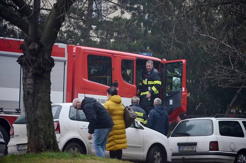 Zásah hasičů v ulici J. Skupy v Mostě, kde hořel přízemní byt.