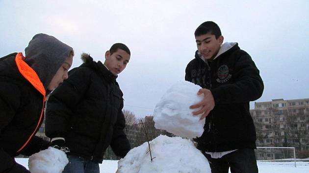Žáci janovské základní školy při stavění sněhuláků.