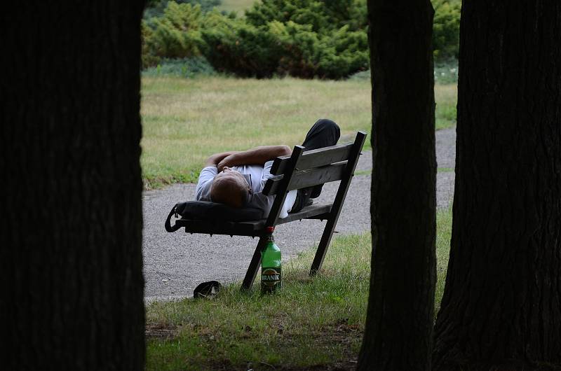 Muž leží u vstupu do parku Hrabák v Mostě. Plocha na úpatí parku je udržovaná, ale od roku 1989 také zpustla.