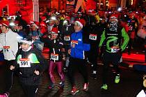 Několik set běžců v čelovkách a vánočních čepicích se na mosteckém 1. náměstí postavilo v neděli 5. prosince na start závodu Christmas Night Run.