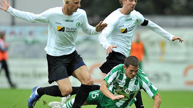 Bohemians 1905 - FK Baník Most. David Bartek (Bohemka) mezi hráči Mostu zleva: a Martin Sigmund. 