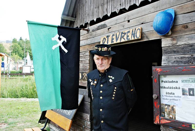 Informační centrum u Mikulášské štoly v Hoře Svaté Kateřiny na Mostecku, na snímku průvodce Jaroslav Richter.