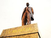 Funkcionáři, kteří před pár lety rozhodli o umístění sochy prezidenta T. G. Masaryka v centru Mostu, nyní jednají v rozporu s etickými normami chování, které Masaryk v politice prosazoval. 