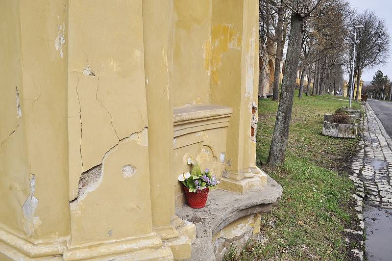 Výklenkové kaple křížové cesty v ulici Jana Žižky na Zahražanech v Mostě jsou z 18. století. Obrazy Ježíšova utrpení se nedochovaly.