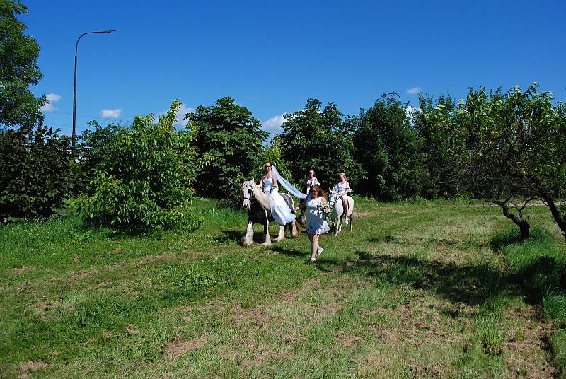 V areálu Jezdeckého klubu Splněný sen v mosteckém Vtelně se v sobotu 31. července konala neobvyklá svatba.