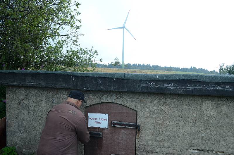 Zdroj vody na louce v horní části Mníšku.