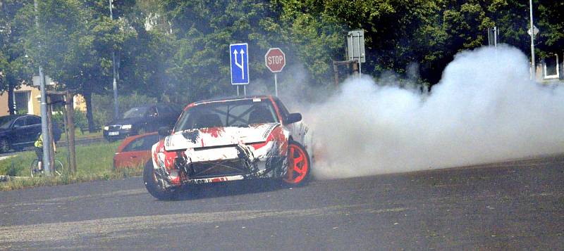 Drift show na parkovišti u hlavní pošty v Mostě.