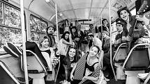 Herci Docela velkého divadla Litvínov se fotili ve staré tramvaji pro představení Armagedon.