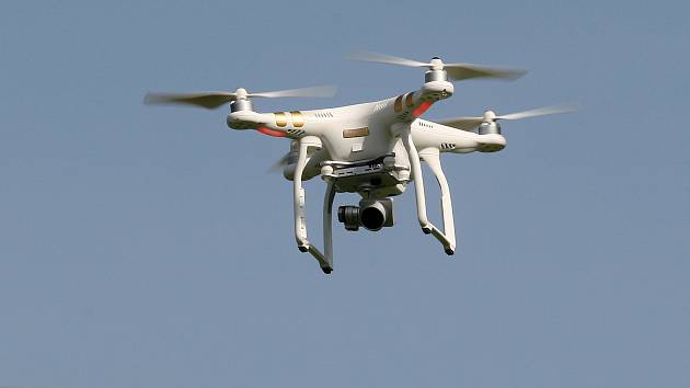Ilustrační foto - letící dron