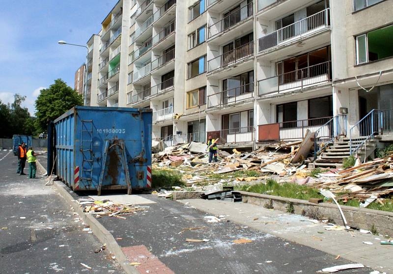 Vyklízení panelového domu v Janově, určeného k demolici