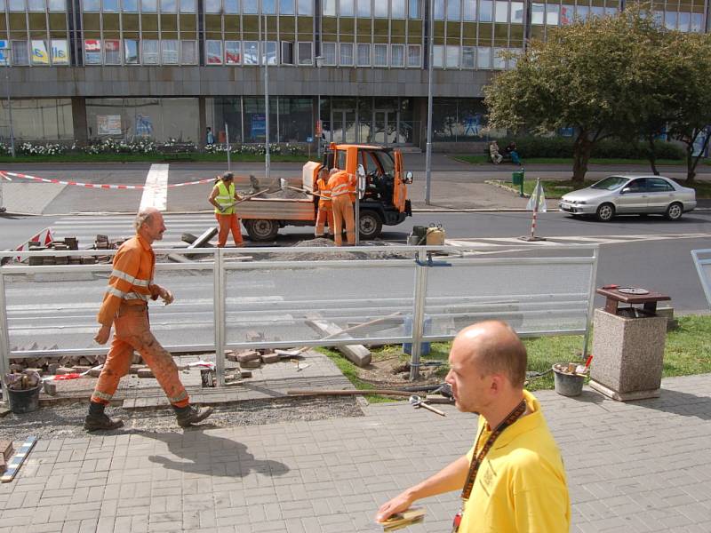 Dělníci ruší přechod u Centralu.