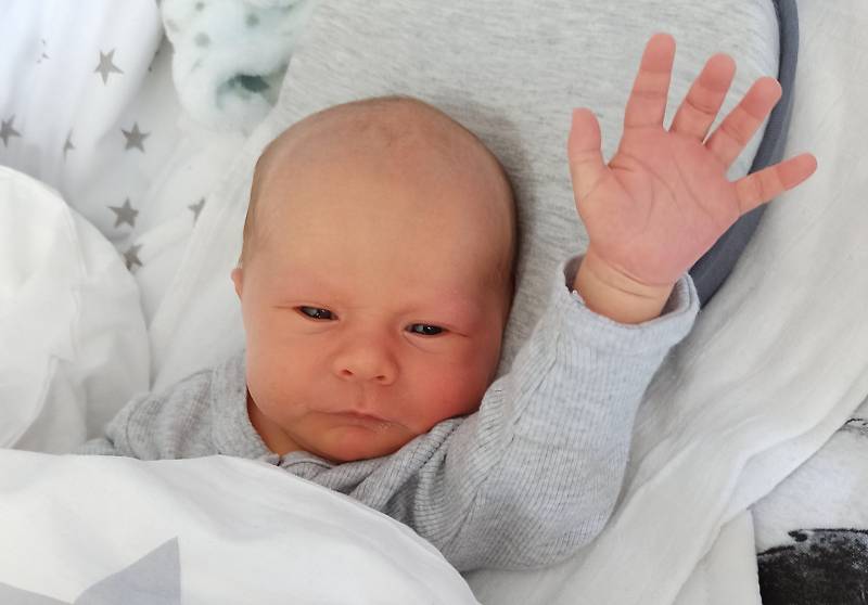 Benjamin Fisher se narodil 27. května v 9.03 hodin rodičům Vendule a Pavlovi Fisherovým. Měřil 51 cm a vážil 3,17 kg.