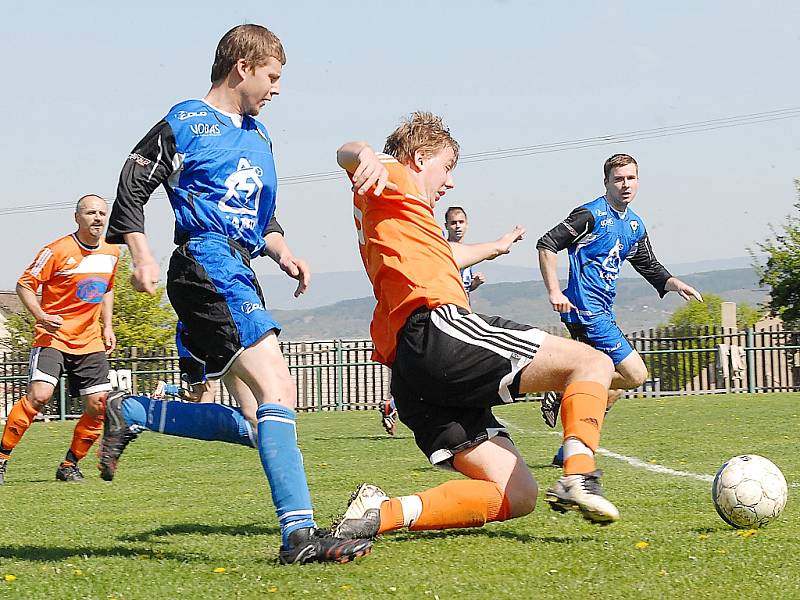 Fotbalisté Havraně (v modrém) o víkendu startují novou sezonu.