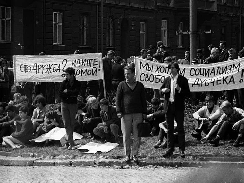 Fotografie zachycují jak Sovětská armáda zasahuje proti „plíživé kontrarevoluci“ ještě ve starém Mostě.