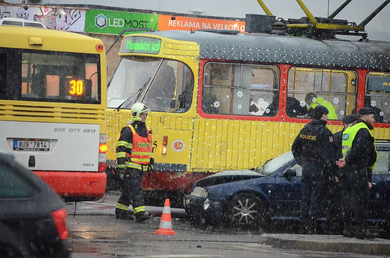 Kolem půl osmé do sebe u nádraží v Mostě nabouraly osvětlená Vánoční tramvaj a osobní auto.