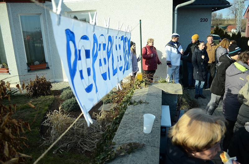 Velký dav s maškarami prošel v sobotu odpoledne mosteckým Vtelnem při tradiční oslavě masopustu.