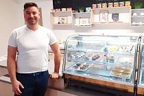 Vojtěch Borkovec vede v Bečově cukrárnu, kterou si lidé oblíbili. Dělá vlastní dorty a zákusky