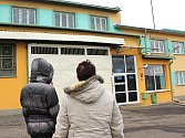 Ženy čekají u věznice v Bělušicích na Mostecku na propuštění svých příbuzných po amnestii.