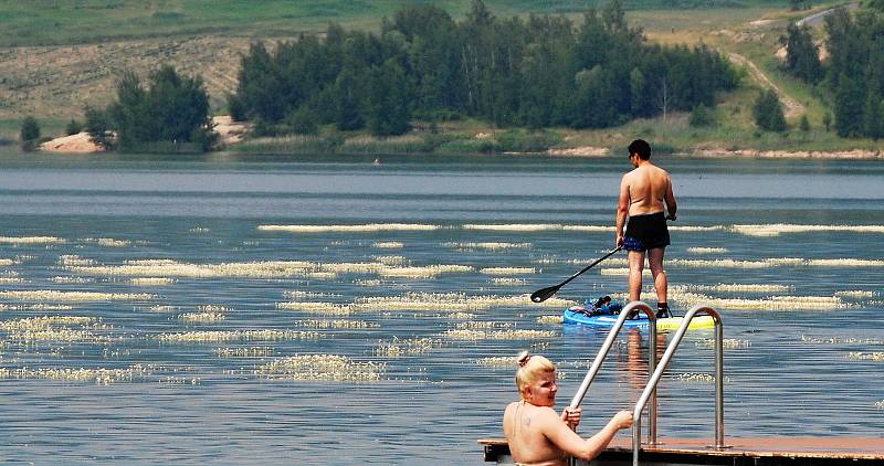 Jezero Most se za vedra zaplňuje. Jezdí i Pražané.