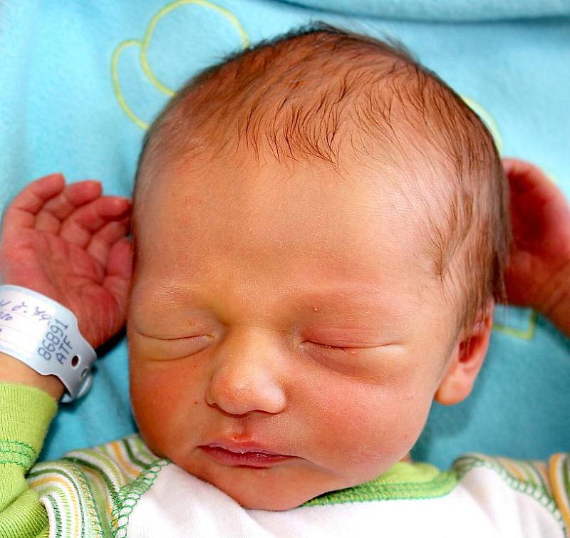 Mamince Zuzaně Vernerové z Mostu se 12. září v 9.30 hodin narodil syn Adam Verner. Měřil 48 cm a vážil 2,98 kg.