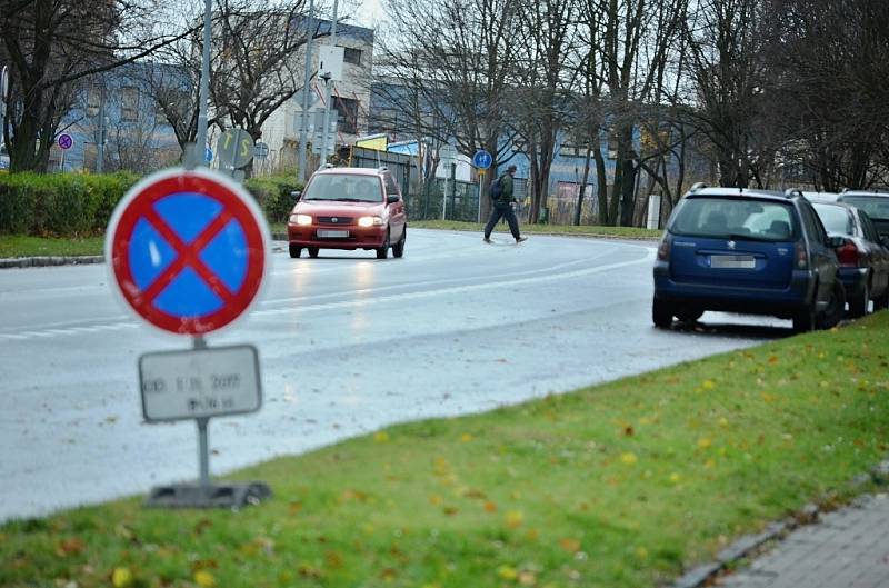 Nový dopravní režim v ulici Bělehradská v Mostě, kde z části silnice vzniklo parkoviště.