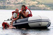 Strážníci z Litvínova cvičí záchranu tonoucího na jezeře