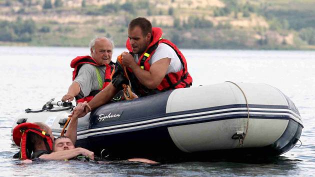 Strážníci z Litvínova cvičí záchranu tonoucího na jezeře