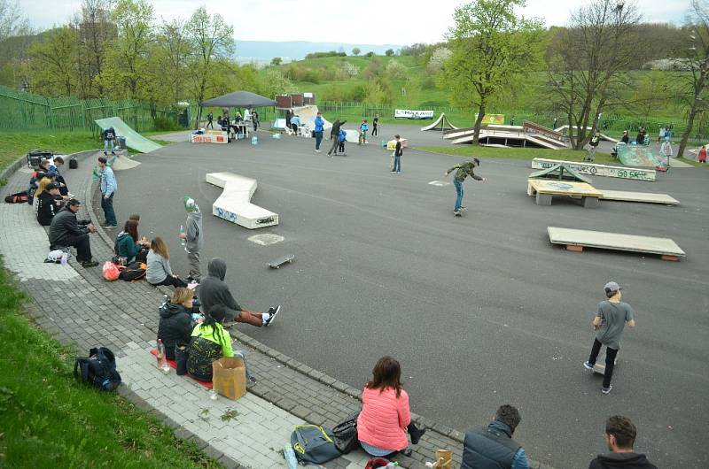 Závody ve skateparku v Mostě.