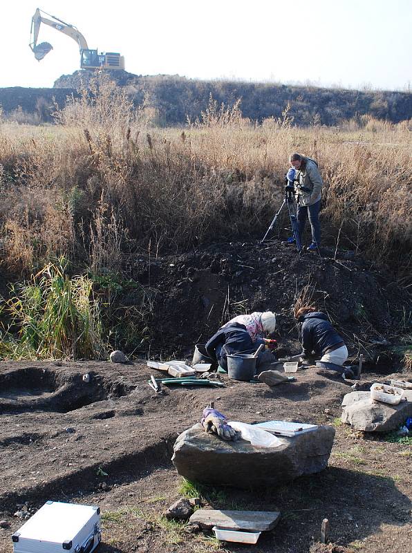 Archeologické naleziště Nesvětice. Výzkum lokality s pohřebištěm a vesnicí byl přerušen 29. října 2021, na jaře 2022, po zimní pauze, budou práce v terénu obnoveny.