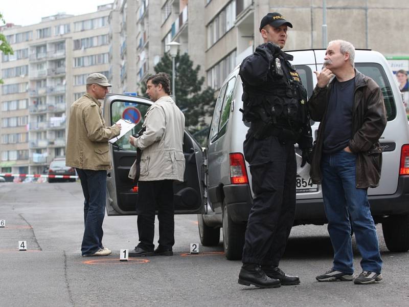 Policie po dobu vyšetřování incidentu celou ulici uzavřela a opáskovala.