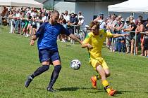 Baník Louka vstoupil do třetí okresní fotbalové třídy výhrou 1:0 nad Hrobčicemi.