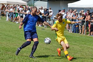 Baník Louka vstoupil do třetí okresní fotbalové třídy výhrou 1:0 nad Hrobčicemi.