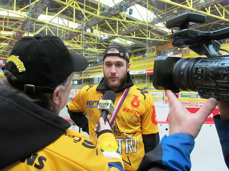 Pavel Francouz stihl před nástupem na terasu restaurace natočit rozhovor pro klubovou televizi.