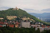 Mostecký vrch Hněvín s hradem, ke kterému by mohla vést lanovka od jezera Most.
