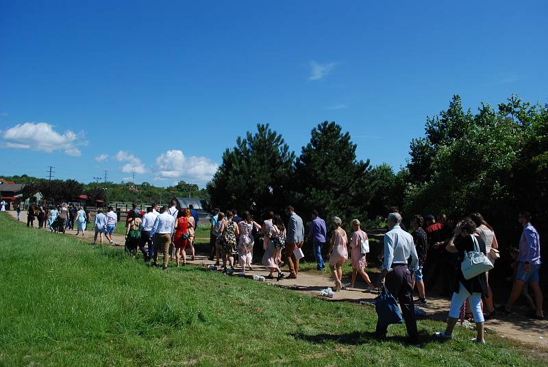 V areálu Jezdeckého klubu Splněný sen v mosteckém Vtelně se v sobotu 31. července konala neobvyklá svatba.