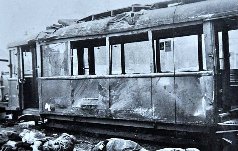 Dobové fotografie po nehodě úzkorozchodné tramvaje 1. listopadu 1960 v Mostě. 