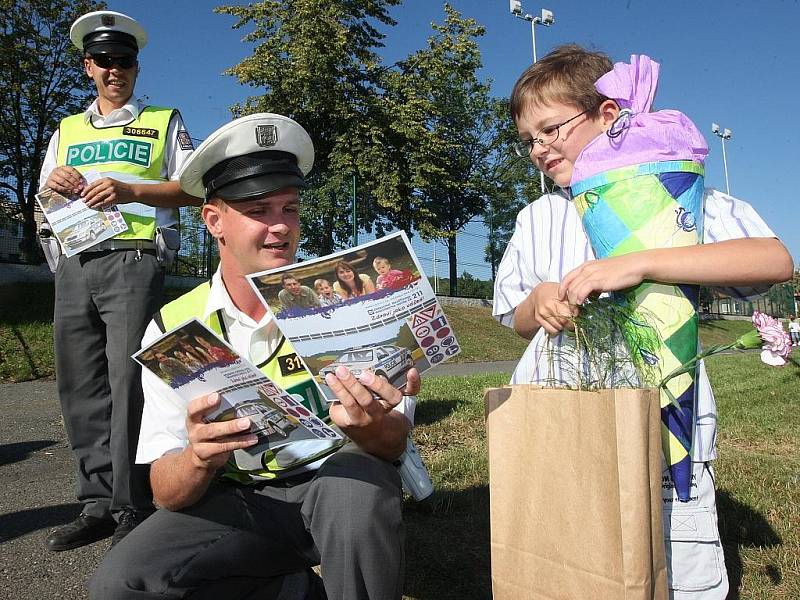 Policejní hlídky dohlížejí na vybrané přechody. 