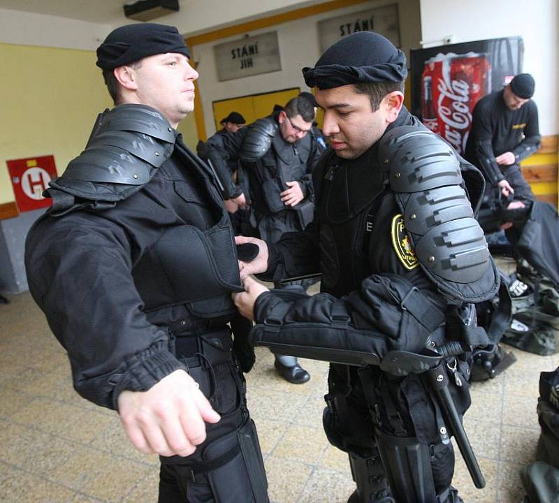 Cvičení policistů a litvínovských strážníků na stadionu. Učili se chystat rozvášněné fanoušky.