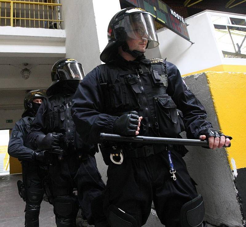 Cvičení policistů a litvínovských strážníků na stadionu. Učili se chystat rozvášněné fanoušky.