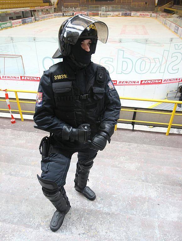 Cvičení policistů a litvínovských strážníků na stadionu. Učili se chystat rozvášněné fanoušky.