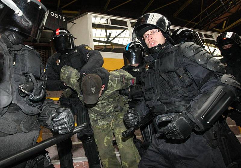 Cvičení policistů a litvínovských strážníků na stadionu. Učili se chystat rozvášněné fanoušky.