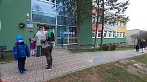 Na Mostecku se otevřely mateřské školy, začalo testování dětí