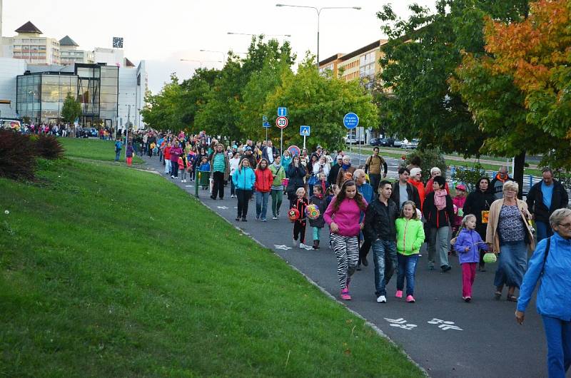 Pochod od divadla ke kostelu zahájil festival Young for Young v Mostě.