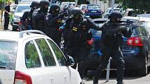 Cvičení policejního zásahu proti ozbrojencům ve Střední škole diplomacie a veřejné správy v Mostě ve středu 8. června.