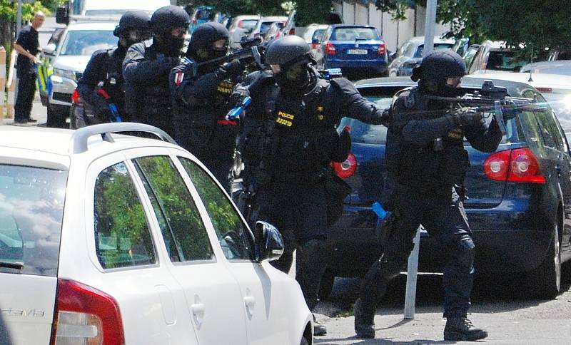 Cvičení policejního zásahu proti ozbrojencům ve Střední škole diplomacie a veřejné správy v Mostě ve středu 8. června.